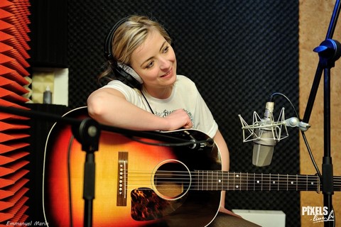 MARY REYNAUD en studio pour son album musical